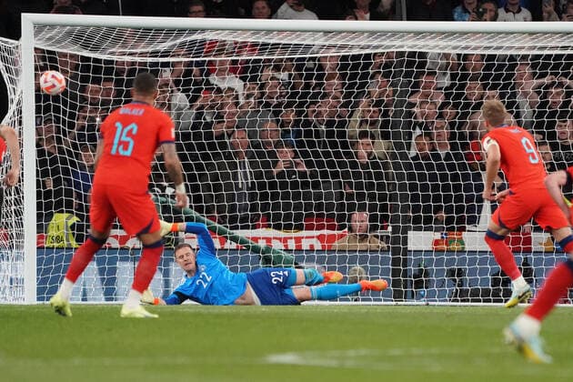 Torwart Goalie Marc-Andre ter Stegen (Deutschland Germany) machtlos beim Elfmeter von Harry Kane (England) zum 3:2 - London 26.09.2022: England vs. Deutschland, UEFA Nations League, 6. Spieltag, Wembley Stadium