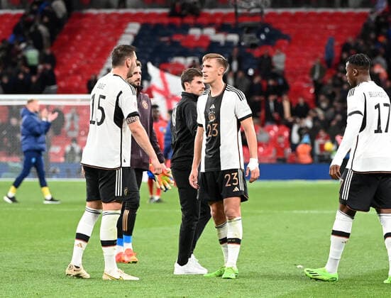 Fussball, Herren, Saison 2022 23, Nations League (Liga A, Gruppe 3, 6. Spieltag) in London, England - Deutschland, v. l. Niklas Süle (Deutschland), Nico Schlotterbeck (Deutschland), Armel Bella-Kotchap (Deutschland), Enttäuschung nach Abpfiff, 26.09. 2022, Copyright: xMatthiasxKochx