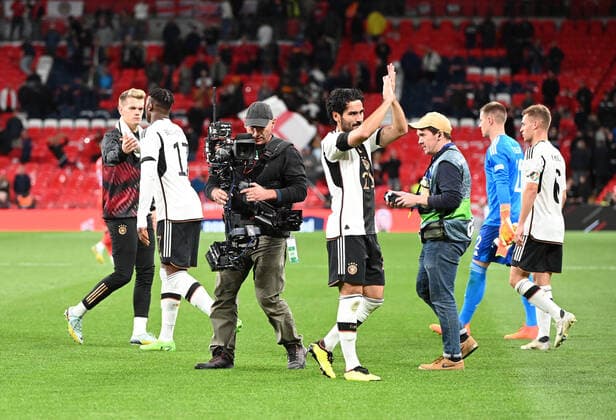 Fussball, Herren, Saison 2022 23, Nations League (Liga A, Gruppe 3, 6. Spieltag) in London, England - Deutschland, v. l. Matthias Ginter (Deutschland), Armel Bella-Kotchap (Deutschland), Ilkay Gündogan (Deutschland), Torhüter Marc-Andre ter Stegen (Deutschland), Joshua Kimmich (Deutschland), Enttäuschung nach Abpfiff, 26.09. 2022, Copyright: xMatthiasxKochx