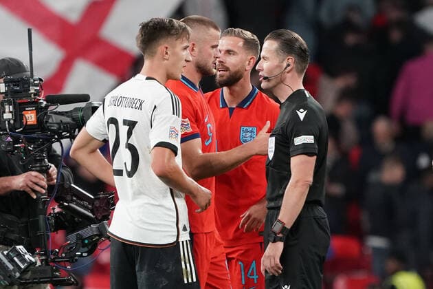 Nico Schlotterbeck (Deutschland Germany) unterhält sich nach dem Spiel mit Schiedsrichter Denny Makkelie (NED) über den nach Videobeweis gegebenen Elfmeter - London 26.09.2022: England vs. Deutschland, UEFA Nations League, 6. Spieltag, Wembley Stadium
