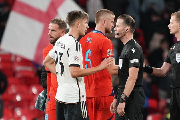 Nico Schlotterbeck (Deutschland Germany) unterhält sich nach dem Spiel mit Schiedsrichter Denny Makkelie (NED) über den nach Videobeweis gegebenen Elfmeter - London 26.09.2022: England vs. Deutschland, UEFA Nations League, 6. Spieltag, Wembley Stadium