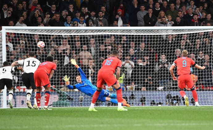 Fussball, Herren, Saison 2022 23, Nations League (Liga A, Gruppe 3, 6. Spieltag) in London, England - Deutschland, Harry Kane (England) erzielt per Foulelfmeter das Tor zum 3:2 gegen Torhüter Marc-Andre ter Stegen (Deutschland), 26.09. 2022, Copyright: xMatthiasxKochx