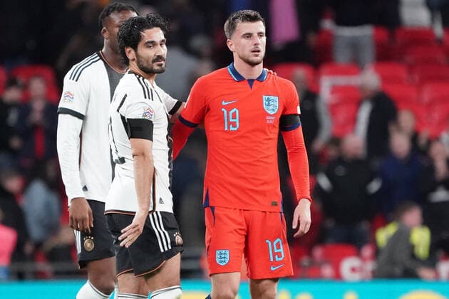 Ilkay Guendogan (Deutschland Germany) mit Mason Mount (England) - London 26.09.2022: England vs. Deutschland, UEFA Nations League, 6. Spieltag, Wembley Stadium