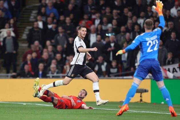 England v Germany 26 September 2022, London - UEFA Nations League - League A (Group 3) - England v Germany - Harry Kane of England and Niklas Sule of Germany watch as the ball flies over - Photo: Charlotte Wilson Offside. London UK Copyright: xCharlottexWilsonx xOffsidexOffside
