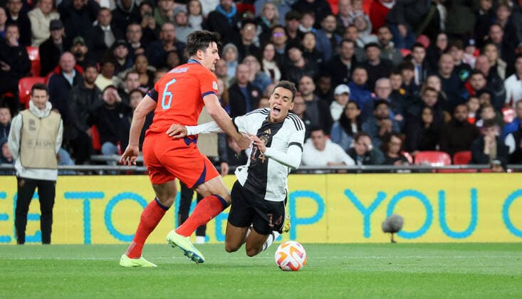26.09.22 England - Deutschland England, London, 26.09.2022, Fussball, UEFA Nations League, England - DFB Deutschland: v.l. Harry Maguire (England), Jamal Musiala (Deutschland); Foul Elfmeter 0:1.