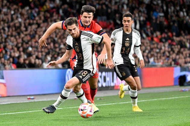 London, Wembley Stadium, 26.09.22, GER, Herren, UEFA Nations League, Saison 2022-2023, England - Deutschland Bild: v.li. Jonas Hofmann (Deutschland) und Harry Maguire (England), Rechts: Jamal Musiala (Deutschland) Nur fuer journalistische Zwecke! Only for editorial use! England United Kingdom