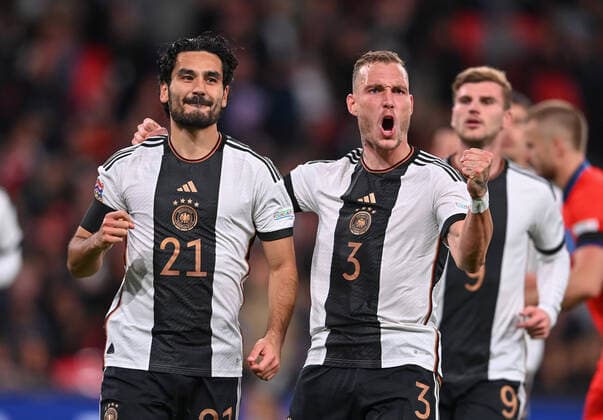 Fussball International UEFA Nations League in Wembley England - Deutschland 26.09.2022 Ilkay Guendogan (li) und David Raum (re, beide Deutschland) bejubeln den Treffer zum 0:1