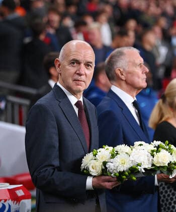 Fussball International UEFA Nations League 26.09.2022 in Wembley England - Deutschland DFB Praesident Bernd Neuendorf (li, Deutschland) und Geoff Hurst (hinten, Werltmeister 1966 England) vor der Kranzniederlegungen fuer die verstorben Queen Elisabeth II