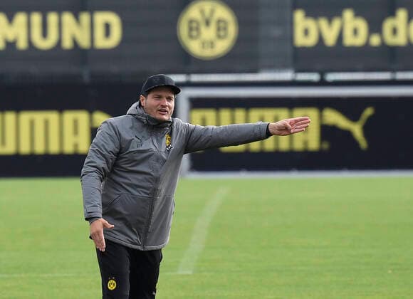 Sport Themen der Woche KW39 27.09.2022, Dortmund, Deutschland, BVB-Trainingsgelaende Hohenbuschei, BV Borussia Dortmund - Training - 27.09.2022, Trainer Edin Terzic (Borussia Dortmund) gestikuliert, gestik (Foto Ralf Treese) Dortmund BVB-Trainingsgelaende Hohenbuschei Nordrhein-Westfalen Deutschland *** 27 09 2022, Dortmund, Germany, BVB training ground Hohenbuschei, BV Borussia Dortmund training 27 09 2022, coach Edin Terzic Borussia Dortmund gestures, gestures photo Ralf Treese Dortmund BVB training ground Hohenbuschei North Rhine Westphalia Germany  521_BVBTRA20220927_014 Treese-521