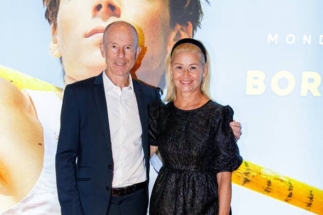 220927 Ingemar Stenmark med fru Tarja Stenmark pa röda mattan vid galapremiären av filmen Born to fly den 27 september 2022 i Stockholm. Copyright: MICHAELxCAMPANELLA BB220927BB155