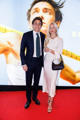 220927 Armand Duplantis med flickvän Desire Inglander pa röda mattan vid galapremiären av filmen Born to fly den 27 september 2022 i Stockholm. Copyright: MICHAELxCAMPANELLA BB220927BB178