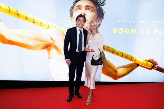 220927 Armand Duplantis med flickvän Desire Inglander pa röda mattan vid galapremiären av filmen Born to fly den 27 september 2022 i Stockholm. Copyright: MICHAELxCAMPANELLA BB220927BB179