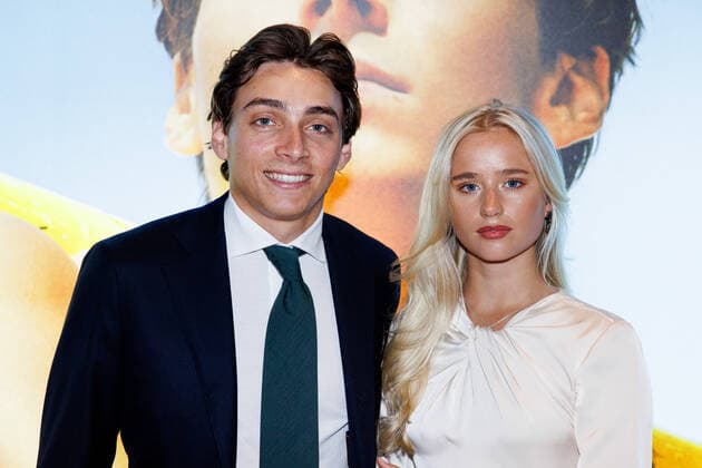 220927 Armand Duplantis med flickvän Desire Inglander pa röda mattan vid galapremiären av filmen Born to fly den 27 september 2022 i Stockholm. Copyright: MICHAELxCAMPANELLA BB220927BB180
