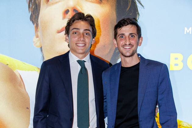 220927 Armand Duplantis med regissör Brennan Robideaux pa röda mattan vid galapremiären av filmen Born to fly den 27 september 2022 i Stockholm. Copyright: MICHAELxCAMPANELLA BB220927BB184