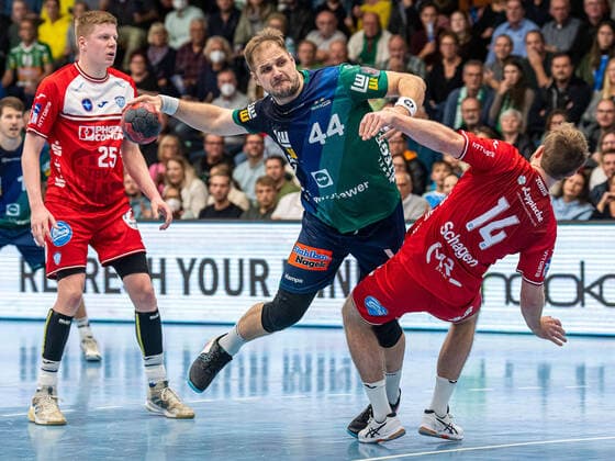 Sport Themen der Woche KW39 Sport Bilder des Tages Kresimir Kozina (Frisch Auf Goeppingen 44) im Zweikampf mit Bobby Schagen (TBV Lemgo Lippe, 14), Frisch Auf Goeppingen vs. TBV Lemgo Lippe, Europapokal, Handball, Herren, 27.09.2022 Frisch Auf Goeppingen vs. TBV Lemgo Lippe, Europapokal, Handball, Herren, 27.09.2022 Goeppingen *** Kresimir Kozina Frisch Auf Goeppingen 44 in duel with Bobby Schagen TBV Lemgo Lippe, 14 , Frisch Auf Goeppingen vs TBV Lemgo Lippe, European Cup, Handball, Men, 27 09 2022 Frisch Auf Goeppingen vs TBV Lemgo Lippe, European Cup, Handball, Men, 27 09 2022 Goeppingen Copyright: xMichaelxSchmidtx EP_MST