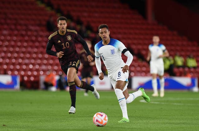 Jacob Ramsey (Aston Villa) of England U21, U 21 & Felix Nmecha (VfL Wolfsburg) of Germany U21 during the International Friendly, L?nderspiel, Nationalmannschaft match between England U21 and Germany U21 at Bramall Lane, Sheffield, England on 27 September 2022. Copyright: xAndyxRowlandx PMI-5193-0027