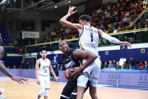 Vitalis Chikoko (Elan Bearnais Pau-Lacq-Orthez) Victor Wembanyama (Metropolitans 92) BASKETBALL : Metropolitans 92 vs Elan Bearnais Pau-Lacq-Orthez - Betclic Elite - 2eme journee - 27 09 2022 KevinDomas Panoramic 