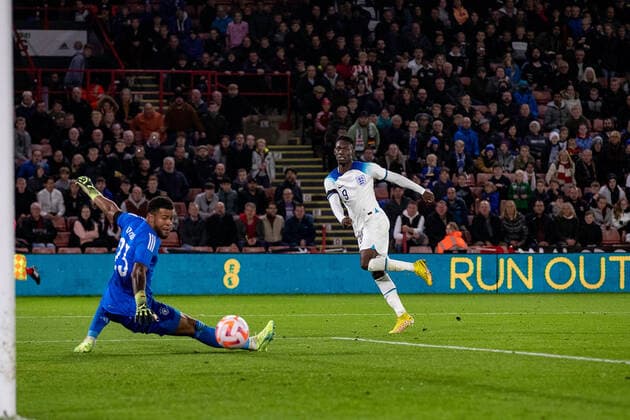 Noah Atubolu (23) saves from Folarin Baogun (9) of England during the International Friendly, Länderspiel, Nationalmannschaft match between England U-21 and Germany U-21 at Bramall Lane, Sheffield, England on 27 September 2022. Copyright: xSimonxHallx 33490024