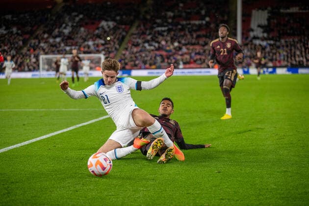 James McAtee of England is found by Germanys Angsar Knauff (7) during the International Friendly, Länderspiel, Nationalmannschaft match between England U-21 and Germany U-21 at Bramall Lane, Sheffield, England on 27 September 2022. Copyright: xSimonxHallx 33490028