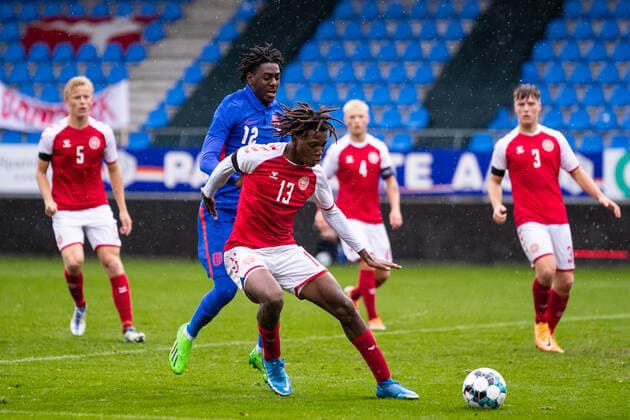 Denmark U19 v England U19, UEFA U19 Championship qualifier, Hobro, Denmark Hobro, Denmark. 27th, September 2022. Patrick Dorgu (13) of Denmark and Divin Mubama (12) of England seen during the UEFA U19 Championship qualifier between Denmark and England at DS Arena in Hobro. Hobro Denmark  Copyright: xGonzalesxPhoto BalazsxPopalx