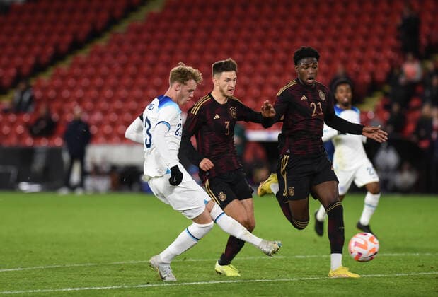 Cole Palmer (Manchester City) of England U21, U 21 scores a goal while Noah Katterbach (FC Basel) of Germany U21 & Faride Alidou (Hamburger SV)) of Germany U21 look on during the International Friendly, L?nderspiel, Nationalmannschaft match between England U21 and Germany U21 at Bramall Lane, Sheffield, England on 27 September 2022. Copyright: xAndyxRowlandx PMI-5193-0091