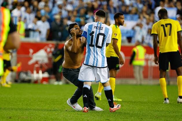 Sport Themen der Woche KW39 Sport Bilder des Tages HARRISON, NJ - SEPTEMBER 27: A fan runs onto the field and asks Argentina forward Lionel Messi (10) to sign his back during the second half of the International Friendly, Länderspiel, Nationalmannschaft soccer game between Argentina and Jamaica on September 27, 2022 at Red Bull Arena in Harrison, New Jersey. (Photo by Rich Graessle Icon Sportswire) SOCCER: SEP 27 Argentina vs Jamaica Icon2209279383