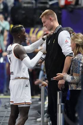 POLAND vs GERMANY DENNIS SCHRODER Denis Sreder i ROBIN BENZING Robin Bencing bivsi kosarkas reprezentacije Nemacke na utakmici za trece mesto bronzana medalja FIBA Evropskog prvenstva protiv Poljske u Mercedes Benc areni, Berlin 18.09.2022. godine Foto: Kosarka, Poljska, FIBA Evropsko prvenstvo, NemackaBASKETBALL, FIBA European Championship, EM, Europameisterschaft GERMANY POLAND Berlin Mercedes Benz arena Germany Copyright: xMarkoxMetlasx xMNxPRESSxPHOTOx