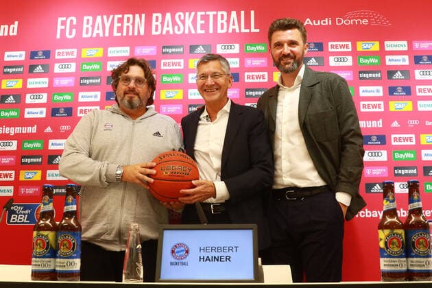 Sport Themen der Woche KW39 Sport Bilder des Tages Cheftrainer Andrea Trinchieri, Praesident Herbert Hainer, Geschaeftsfuehrer Marko Pesic, am Ball, Gruppe, Gruppenfoto Basketball Easycredit BBL FC Bayern Basketball - Auftaktpressekonferenz im Audi Dome am 28.09.2022 FOTO: Mladen Lackovic LakoPress *** Head coach Andrea Trinchieri, President Herbert Hainer, Managing Director Marko Pesic, on the ball, group, group photo Basketball Easycredit BBL FC Bayern Basketball opening press conference at the Audi Dome on 28 09 2022 PHOTO Mladen Lackovic LakoPress