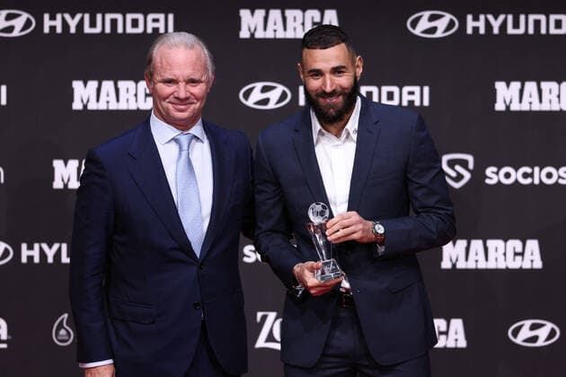 Sport Themen der Woche KW39 Sport Bilder des Tages September 28, 2022, MADRID, MADRID, SPAIN: Karim Benzema receives the trophy of MVP of the fans during the Gala of the MARCA Football Awards 2022 celebrated at Goya Theater on September 28, 2022, in Madrid, Spain. MADRID SPAIN - ZUMAa181 20220928_zaa_a181_070 Copyright: xOscarxJ.xBarrosox