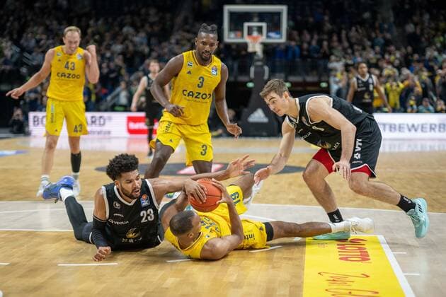 Sport Themen der Woche KW39 Sport Bilder des Tages Basketball Berlin 28.09.2022 Saison 2022 2023 1. Bundesliga easyCredit-BBL Alba Berlin - Veolia Towers Hamburg Louis Olinde (Alba Berlin, No.19) Yoeli Childs (Hamburg, No.23) Ziga Samar (Hamburg, No.09) *** Basketball Berlin 28 09 2022 Season 2022 2023 1 Bundesliga easyCredit BBL Alba Berlin Veolia Towers Hamburg Louis Olinde Alba Berlin, No 19 Yoeli Childs Hamburg, No 23 Ziga Samar Hamburg, No 09