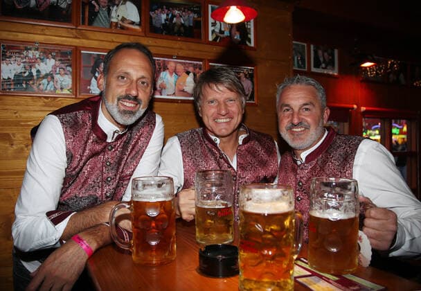 Sport Themen der Woche KW39 Sport Bilder des Tages 28.09.22 VfB Stuttgart Cannstatter Wasen Deutschland, Stuttgart, 28.09.2022, Fussball, Bundesliga, VfB Stuttgart Cannstatter Wasen Volksfest: v.l. Pellegrino Matarazzo (Trainer), Peter Reichert (Betreuer), Jürgen Dispan (Busfahrer). *** 28 09 22 VfB Stuttgart Cannstatter Wasen Germany, Stuttgart, 28 09 2022, Football, Bundesliga, VfB Stuttgart Cannstatter Wasen Folk Festival v l Pellegrino Matarazzo Coach , Peter Reichert Supervisor , Jürgen Dispan Bus Driver