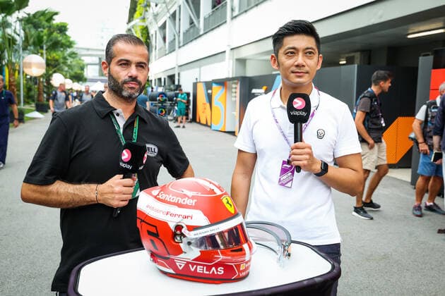 TUNG Ho-Pin, in the paddock presenting a Bell helmet during the Formula 1 Singapore Airlines Singapore Grand Prix 2022, 17th round of the 2022 FIA Formula One World Championship, WM, Weltmeisterschaft from September 30 to October 02, 2022 on the Marina Bay Street Circuit, in Singapore - F1 - SINGAPORE GRAND PRIX 2022 DPPI Panoramic  20220929_G00D9502
