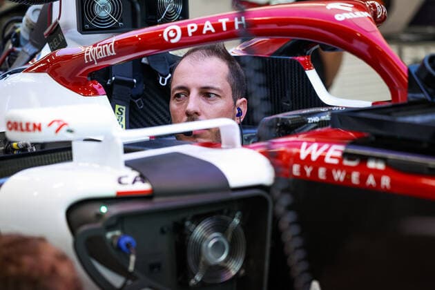 Alfa Romeo F1 Team ORLEN, ambiance mechanics at work during the Formula 1 Singapore Airlines Singapore Grand Prix 2022, 17th round of the 2022 FIA Formula One World Championship, WM, Weltmeisterschaft from September 30 to October 02, 2022 on the Marina Bay Street Circuit, in Singapore - F1 - SINGAPORE GRAND PRIX 2022 DPPI Panoramic  20220929_GOOD9660