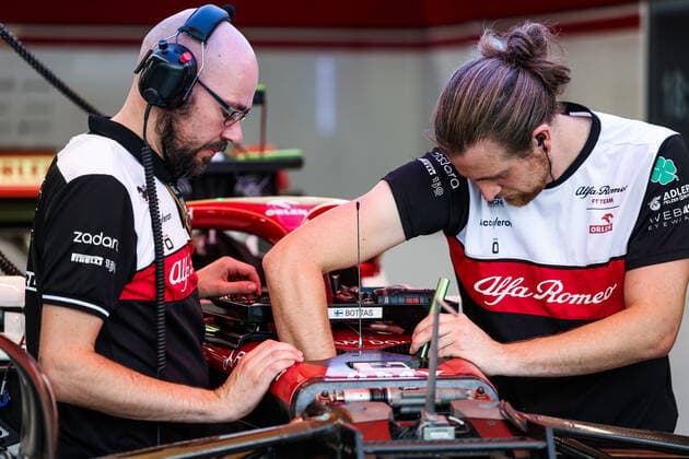 Alfa Romeo F1 Team ORLEN, ambiance mechanics at work during the Formula 1 Singapore Airlines Singapore Grand Prix 2022, 17th round of the 2022 FIA Formula One World Championship, WM, Weltmeisterschaft from September 30 to October 02, 2022 on the Marina Bay Street Circuit, in Singapore - F1 - SINGAPORE GRAND PRIX 2022 DPPI Panoramic  20220929_GOOD9663