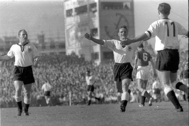 Schweiz - Deutschland 0:4 04.10.1959 in Bern deutscher Torjubel nach dem 0:1 von links : Uwe Seeler , Albert Brülls und Torschütze Heinz Vollmar