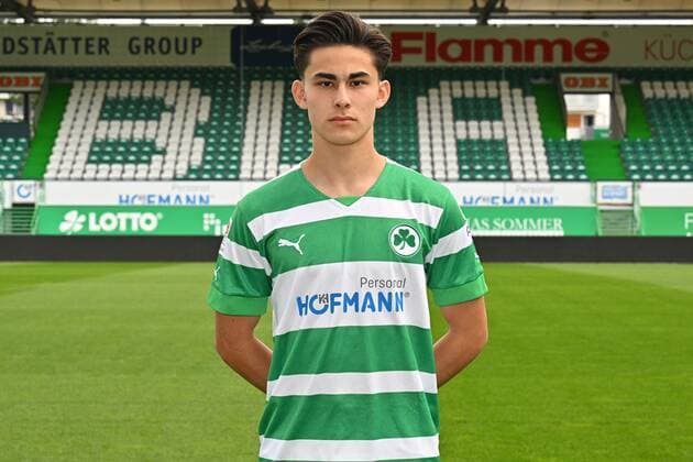29.09.2022 - SpVgg Greuther Fürth ( Kleeblatt Spielvereinigung ) - 1. Fussball Bundesliga - Saison 2022 2023 - Fototermin Porträttermin - - Einzelbild Einzelfoto Portrait Porträt Kopfbild - Lucien Littbarski (17, SpVgg Greuther Fürth )