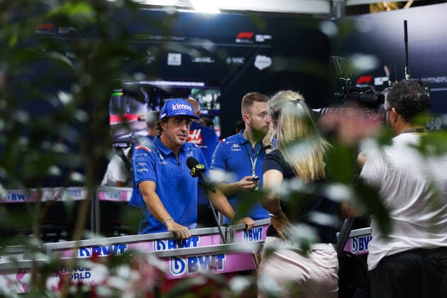 ALONSO Fernando (spa), Alpine F1 Team A522, portrait during the Formula 1 Singapore Airlines Singapore Grand Prix 2022, 17th round of the 2022 FIA Formula One World Championship, WM, Weltmeisterschaft from September 30 to October 02, 2022 on the Marina Bay Street Circuit, in Singapore - F1 - SINGAPORE GRAND PRIX 2022 DPPI Panoramic  00122039_AV6_2087