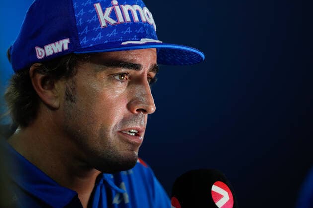 ALONSO Fernando (spa), Alpine F1 Team A522, portrait during the Formula 1 Singapore Airlines Singapore Grand Prix 2022, 17th round of the 2022 FIA Formula One World Championship, WM, Weltmeisterschaft from September 30 to October 02, 2022 on the Marina Bay Street Circuit, in Singapore - F1 - SINGAPORE GRAND PRIX 2022 DPPI Panoramic  00122039__V2_0816