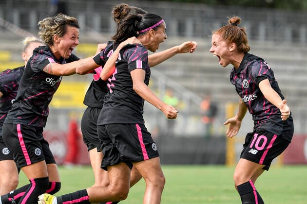 Sport Themen der Woche KW39 Sport Bilder des Tages Andressa Alves da Silva of AS Roma (2l) celebrates with team mates Valentina Giacinti and Manuela Giugliano after scoring the goal of 2-1 during the Women Uefa Champions League football match between AS Roma and AC Sparta Praha at stadio delle tre fontane, Roma (Italy), September 29th, 2022. AS Roma won 4-1 over AC Sparta Praha. Photo Andrea Staccioli Insidefoto andreaxstaccioli
