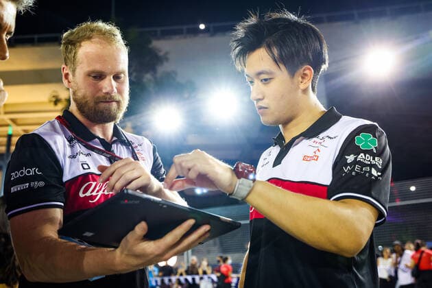 Alfa Romeo F1 Team ORLEN trackwalk with ZHOU Guanyu (chi), Alfa Romeo F1 Team ORLEN C42, portrait during the Formula 1 Singapore Airlines Singapore Grand Prix 2022, 17th round of the 2022 FIA Formula One World Championship, WM, Weltmeisterschaft from September 30 to October 02, 2022 on the Marina Bay Street Circuit, in Singapore - F1 - SINGAPORE GRAND PRIX 2022 DPPI Panoramic  20220929_GOOD0152