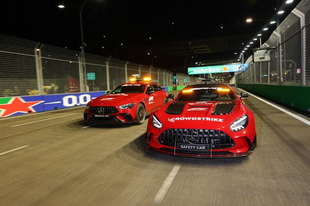 FIA Mercedes Safety Car and Medical Car during the Formula 1 Singapore Airlines Singapore Grand Prix 2022, 17th round of the 2022 FIA Formula One World Championship, WM, Weltmeisterschaft from September 30 to October 02, 2022 on the Marina Bay Street Circuit, in Singapore - F1 - SINGAPORE GRAND PRIX 2022 DPPI Panoramic  20220929_1Q0A0323