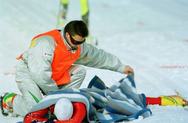 ALBERTVILLE 1992-02-10 Norske skidakaren Björn Dählie störtar till marken och blir liggande utslagen av utmattning efter att ha vunnit herrarnas 30 km i OS i Alberville 1992. Dählie blir därefter omhändertagen av en funktionär. Albertville France x20520x *** ALBERTVILLE 1992 02 10 Norwegian skier Björn Dählie falls to the ground and lies down from exhaustion after winning the mens 30 km at the 1992 Alberville Olympics Dählie is then attended to by an official Albertville France x20520x  Copyright: xJonxEeg TTx OS ALBERTVILLE 1992 LÄNGD