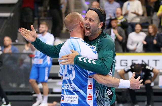 Sport Themen der Woche KW39 Sport Bilder des Tages 29.09.2022, Deutschland, Stuttgart, Handball Bundesliga Männer TVB 1898 Stuttgart vs. TVB Lemgo-Lippe, v.l. Patrick Zieker (TVB), Silvio Heinevetter (TVB) jubelt, Jubel, jubeln *** 29 09 2022, Germany, Stuttgart, Handball Bundesliga Men TVB 1898 Stuttgart vs TVB Lemgo Lippe, f l Patrick Zieker TVB , Silvio Heinevetter TVB cheers, cheer, cheer