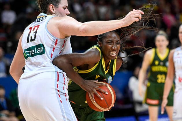 Sport Themen der Woche KW39 Sport Bilder des Tages 29th September 2022; Sydney, Homebush, New South Wales, Australia, Women s World Cup Basketball: Quarter Final Belgium versus Australia, Ezi Magbegor of Australia squeezes past Kyara Linskens of Belgium  ActionPlus12431141 NigelxOwen