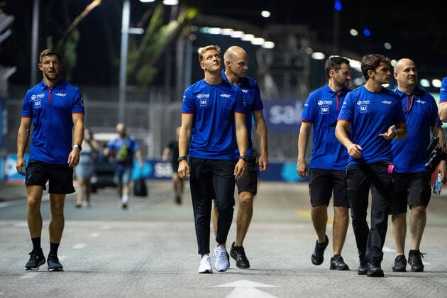 Mick Schumacher (GER, Haas F1 Team 47) und Team beim Trackwalk, SIN, Formel 1 Grand Prix von Singapur, Marina Bay Circuit, Mediaday, 29.09.2022 SIN, Formel 1 Grand Prix von Singapur, Marina Bay Circuit, Mediaday, 29.09.2022 Singapur Copyright: xEibner Memmlerx EP_MMR