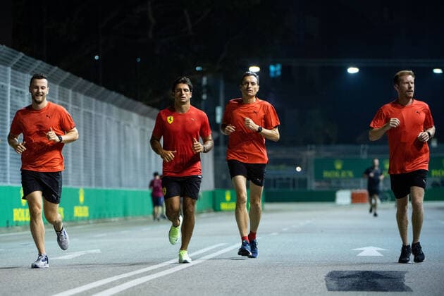 Carlos Sainz Junior (ESP, Scuderia Ferrari 55) und Team joggen um die Rennstrecke, SIN, Formel 1 Grand Prix von Singapur, Marina Bay Circuit, Mediaday, 29.09.2022 SIN, Formel 1 Grand Prix von Singapur, Marina Bay Circuit, Mediaday, 29.09.2022 Singapur Copyright: xEibner Memmlerx EP_MMR