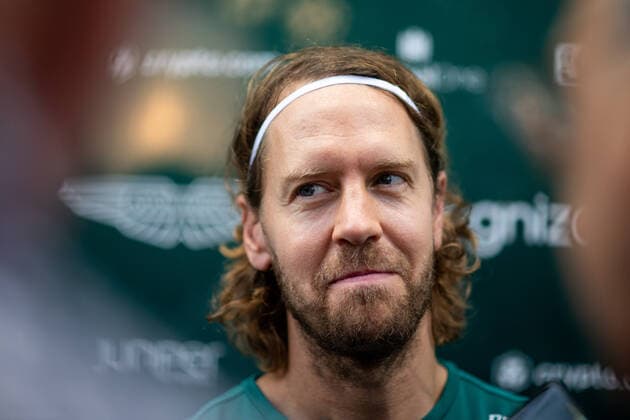 Sport Bilder des Tages Sebastian Vettel (GER, Aston Martin Aramco Cognizant F1 Team 5) schaut kritisch beim Interview, SIN, Formel 1 Grand Prix von Singapur, Marina Bay Circuit, Mediaday, 29.09.2022 SIN, Formel 1 Grand Prix von Singapur, Marina Bay Circuit, Mediaday, 29.09.2022 Singapur Copyright: xEibner Memmlerx EP_MMR