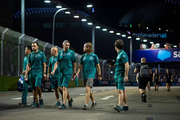 Sebastian Vettel (GER, Aston Martin Aramco Cognizant F1 Team 5) und Team beim Trackwalk, SIN, Formel 1 Grand Prix von Singapur, Marina Bay Circuit, Mediaday, 29.09.2022 SIN, Formel 1 Grand Prix von Singapur, Marina Bay Circuit, Mediaday, 29.09.2022 Singapur Copyright: xEibner Memmlerx EP_MMR