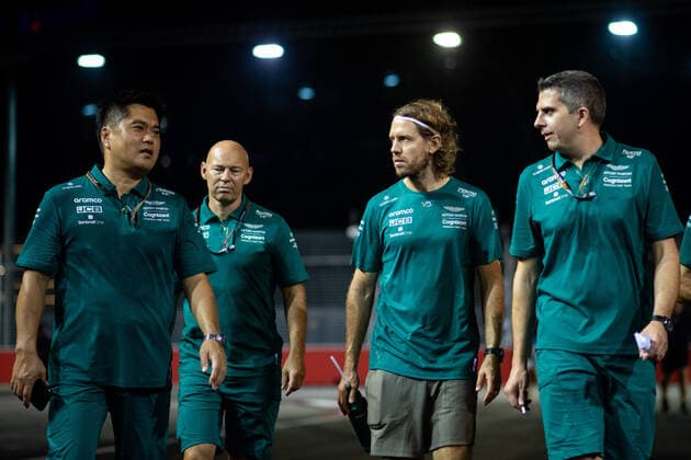 Sebastian Vettel (GER, Aston Martin Aramco Cognizant F1 Team 5) und Team beim Trackwalk, SIN, Formel 1 Grand Prix von Singapur, Marina Bay Circuit, Mediaday, 29.09.2022 SIN, Formel 1 Grand Prix von Singapur, Marina Bay Circuit, Mediaday, 29.09.2022 Singapur Copyright: xEibner Memmlerx EP_MMR