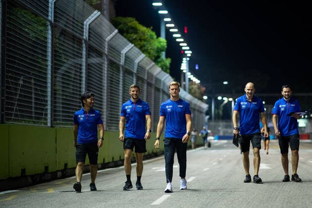 Mick Schumacher (GER, Haas F1 Team 47) und Team beim Trackwalk, SIN, Formel 1 Grand Prix von Singapur, Marina Bay Circuit, Mediaday, 29.09.2022 SIN, Formel 1 Grand Prix von Singapur, Marina Bay Circuit, Mediaday, 29.09.2022 Singapur Copyright: xEibner Memmlerx EP_MMR